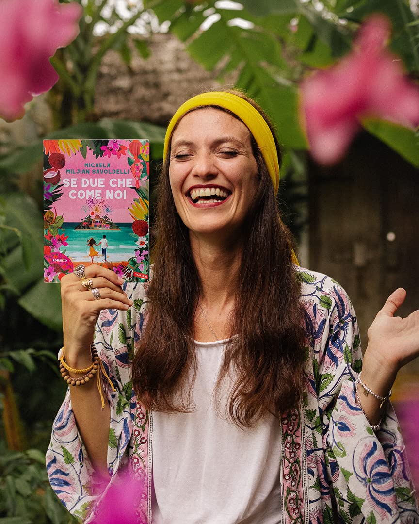 Foto di Micaela Miljian Savoldelli con il suo libro Se due che come noi